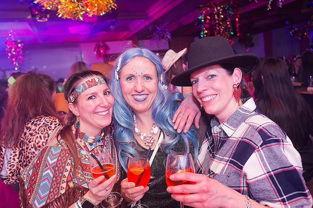 Drei Männerballetts, Musik von DJ Asti und vieles mehr gab es beim Weiberfasching!