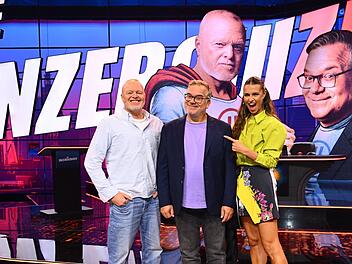 Wollen das beliebte Show-Genre "Quiz" mal wieder neu erfinden (von links): Stefan Raab, Elton und Moderatorin Laura Wontorra.