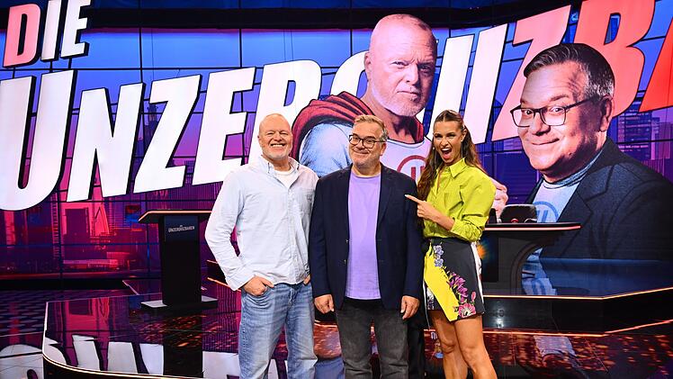 Wollen das beliebte Show-Genre "Quiz" mal wieder neu erfinden (von links): Stefan Raab, Elton und Moderatorin Laura Wontorra.