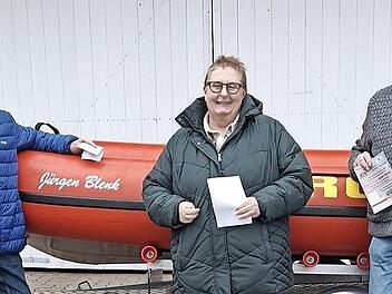 DLRG-Vorsitzender Thomas Schneider (rechts) nahm von Andrea und Achim Herzog den Scheck entgegen.