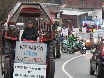 Protest in Kauerndorf gegen die tägliche Blechlawine auf der B 289: Die mit Plakaten Demonstrierenden wollen eine Umgehungsstraße. Foto: Archiv