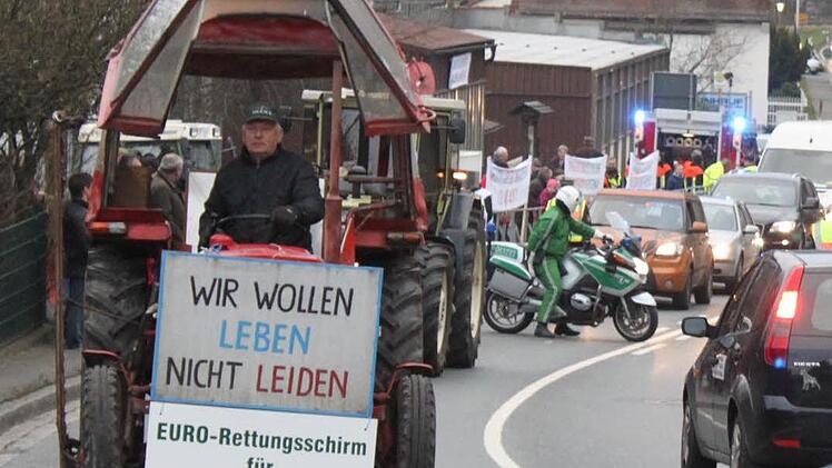 Protest in Kauerndorf gegen die tägliche Blechlawine auf der B 289: Die mit Plakaten Demonstrierenden wollen eine Umgehungsstraße. Foto: Archiv