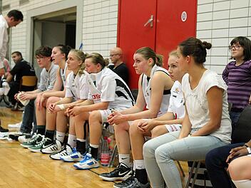 Knsternierte Blicke auf der Bamberger Bank. Mit einem &uuml;berdeutlichen Ergebnis mussten sich die DJK-Damen gegen Meister Wasserburg geschlagen geben. Fotos: sportpress