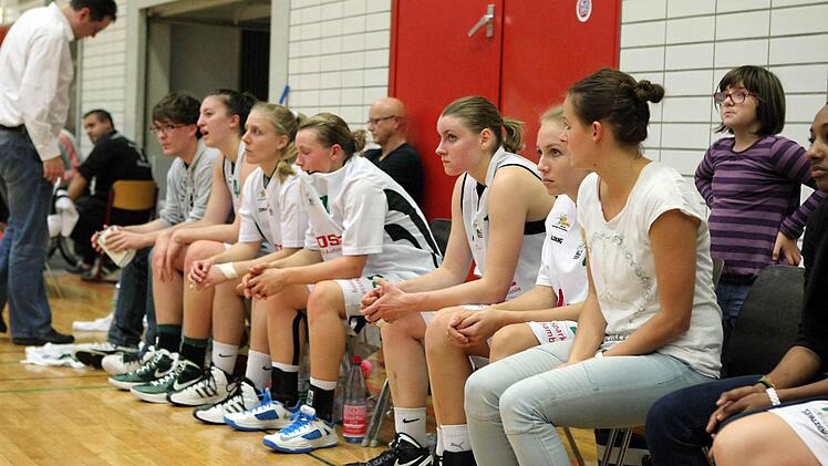 Knsternierte Blicke auf der Bamberger Bank. Mit einem &uuml;berdeutlichen Ergebnis mussten sich die DJK-Damen gegen Meister Wasserburg geschlagen geben. Fotos: sportpress