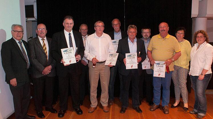 Rudi Eck, Bezirksvorsitzender Werner Hahn (von links), Sabine Bopp und Claudia Gl&uuml;ckert (von rechts) gratulierten den Mitgliedern f&uuml;r 35 oder 45 Jahre im Verein.