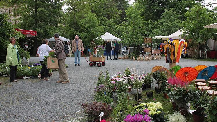 Am vergangenen Wochenende verwandelte sich der Park des Wasserschlosses Mitwitz beim 5. Fränkischen Gartenfest in ein Blütenmeer und Gartenparadies. Foto : Herbert Fischer