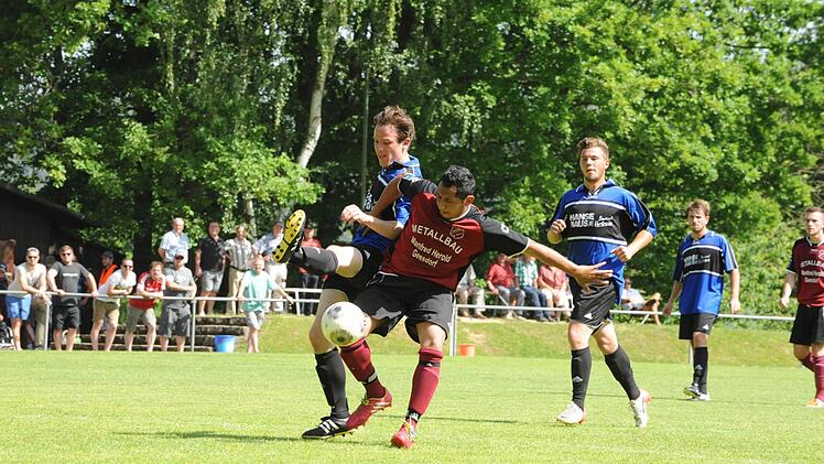 Szene aus dem Spiel des FC Reichenbach (in blau) gegen den FC Geesdorf. Foto: Hopf