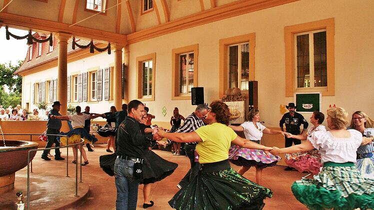 Square-Dancer in der Brunnenhalle in Bad Bocklet.