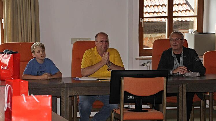 "Gut" fanden es der neunjährige Christian, Stadtrat Thomas Limpert und Eberhard Wohl (von links), Vorsitzender des Kulturrings Ebern, auf dem Platz eines Bürgermeisters sitzen zu dürfen.   Foto: Helmut Will