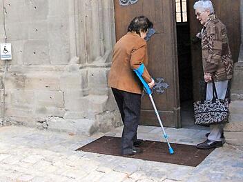 Die Stadtpfarrkirche in Münnerstadt gehört zu den katholischen Kirchen im Landkreis, die barrierefrei sind. In Münnerstadt gelangt man über den Seiteneingang und eine Rampe stufenlos ins Kircheninnere. Foto: Heike Beudert