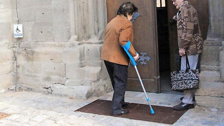 Die Stadtpfarrkirche in Münnerstadt gehört zu den katholischen Kirchen im Landkreis, die barrierefrei sind. In Münnerstadt gelangt man über den Seiteneingang und eine Rampe stufenlos ins Kircheninnere. Foto: Heike Beudert