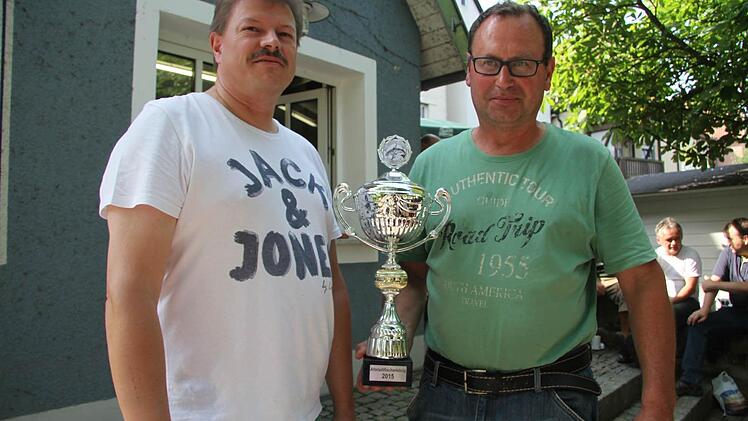 Der Vorsitzende des Bezirksfischereivereins Kulmbach, Frank Podhorn (links), überreichte dem erfolgreichen Fischer einen Mega-Pokal: Peter Krüger hat zum ersten Mal beim Altstadtfischen mitgemacht. Foto: Sonja Adam
