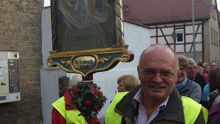 Willi Hemmerich trägt das Wallfahrtsbild. Foto: Stefan Geiger
