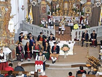 Über 200 Zuhörer füllten die Wallfahrtskirche Maria Limbach, in der am Sonntag das 33. Mariensingen stattfand. Mehrere Musikgruppen wirkten mit. Fotos: Sabine Weinbeer