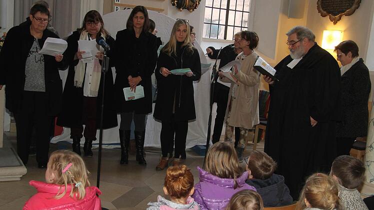 Das Minigottesdienstteam hatte den kunterbunten Regenbogen für den Abschiedsgottesdienst hervorgeholt. Foto: Sonny Adam