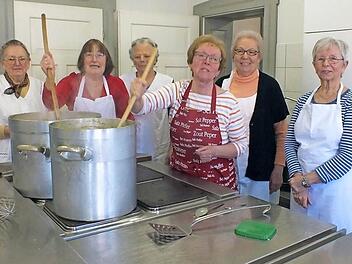 Vroni Bretting, Marlies Conrads, Anna Kreiner, Sieglinde Kern, Inge Heinick und Elke Benning, sorgten für den perfekten Eintopf und bewiesen, dass viele Köche kleineswegs den Brei verderben.  Foto: Manfred Welker
