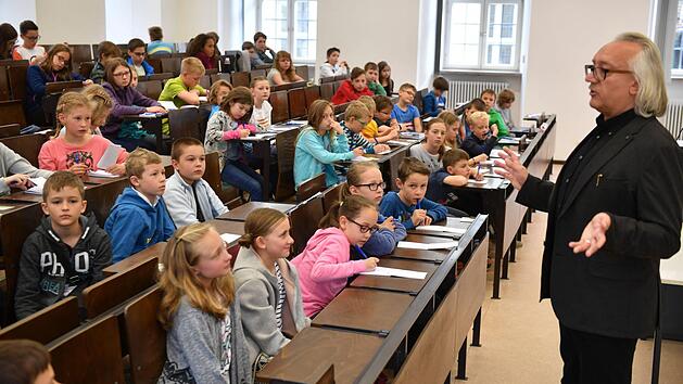 Zusammen mit etwa 80 M&auml;dchen und Jungen diskutierte der Bamberger Soziologieprofessor Elmar Rieger &uuml;ber unser Leben in der Europ&auml;ischen Union. Foto: Ronald Rinklef