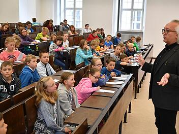 Zusammen mit etwa 80 Mädchen und Jungen diskutierte der Bamberger Soziologieprofessor Elmar Rieger über unser Leben in der Europäischen Union. Foto: Ronald Rinklef