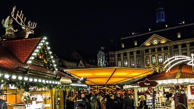 Bei den Beschickern des Weihnachtsmarktes halten sich Speisen und Getr&auml;nke mit Kunsthandwerk in etwa die Waage.CT-Archiv / Jochen Berger