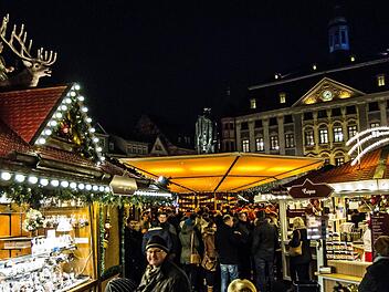 Bei den Beschickern des Weihnachtsmarktes halten sich Speisen und Getränke mit Kunsthandwerk in etwa die Waage.CT-Archiv / Jochen Berger