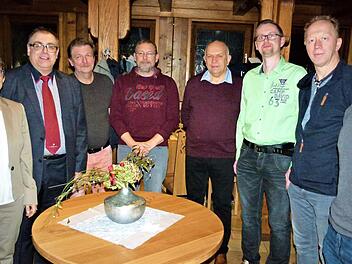 Langjährige Mitarbeiter der Firma Bodenschlägel wurden bei der Jahresabschlussfeier geehrt. Unser Bild zeigt (von links) Christine Bodenschlägel, Geschäftsführer Jürgen Bodenschlägel, Klaus Eisenmann, Jörn Decker, Jürgen Jobst, Matthias Vogler, Hermann Fiedler und Marcel Passing.  Foto: Werner Reißaus