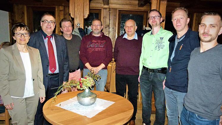 Langjährige Mitarbeiter der Firma Bodenschlägel wurden bei der Jahresabschlussfeier geehrt. Unser Bild zeigt (von links) Christine Bodenschlägel, Geschäftsführer Jürgen Bodenschlägel, Klaus Eisenmann, Jörn Decker, Jürgen Jobst, Matthias Vogler, Hermann Fiedler und Marcel Passing.  Foto: Werner Reißaus