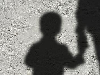 Kindschatten an Wand
