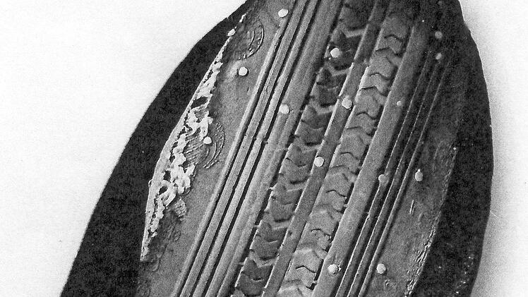 Selbst gefertigte Schlappen, auch solche mit einem ausgedienten Fahrradschlauch als Sohle, dienten als Tauschobjekt.