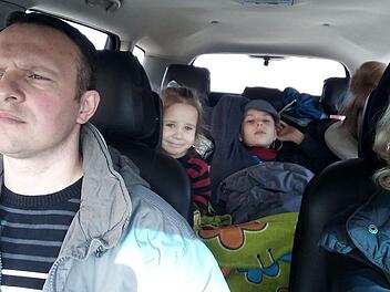 Roman Konovalov ist mit seiner Frau Marina und den drei Kindern im Auto aus der umkämpften ukrainischen Stadt Mariupol geflüchtet.