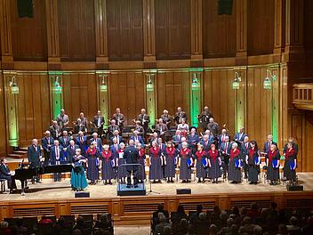 Der Gesangverein Garitz und die Parforcehorngruppe des Bad Kissinger Jägervereins boten im Max-Littmann-Saal "Romantische deutsche Volkslieder für Gemischten Chor und Bläserensemble" dar. Foto: Gerhild Ahnert