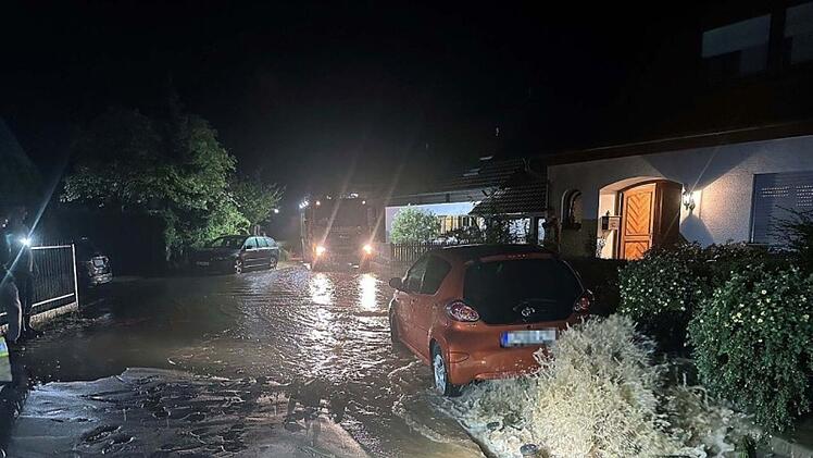 Schwarzenbruck: Rohrbruch setzt Straßenzug unter Wasser - Feuerwehr berichtet