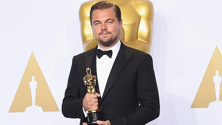 Bei der Oscar-Verleihung 2016 konnte Leonardo DiCaprio die begehrte Troph&auml;e endlich in den H&auml;nden halten.