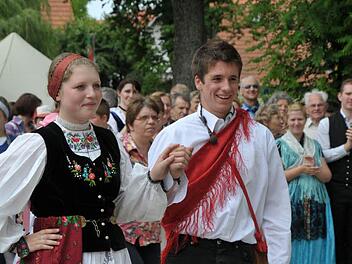 Altknecht Sebastian Fleischer und Altmagd Caroline beim Einzug auf das Festgelände.