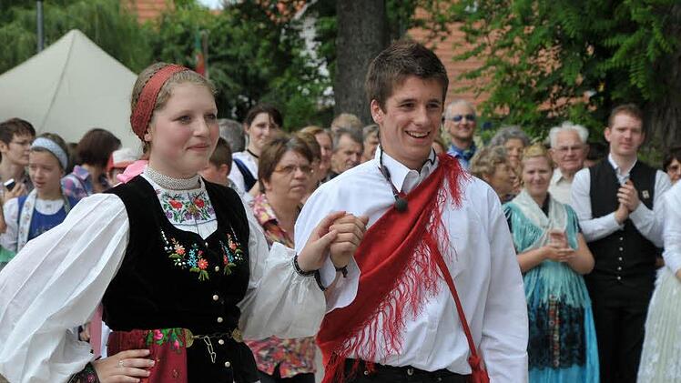 Altknecht Sebastian Fleischer und Altmagd Caroline beim Einzug auf das Festgelände.