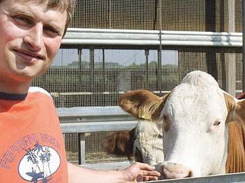Landwirt Stefan Bramann weiß was in seinen Kühen vorgeht. Nur wenn es den Tieren gut geht, geht es auch dem Bauern gut.  Fotos: Martin Kreklau
