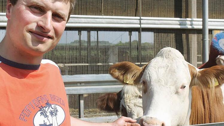 Landwirt Stefan Bramann weiß was in seinen Kühen vorgeht. Nur wenn es den Tieren gut geht, geht es auch dem Bauern gut.  Fotos: Martin Kreklau