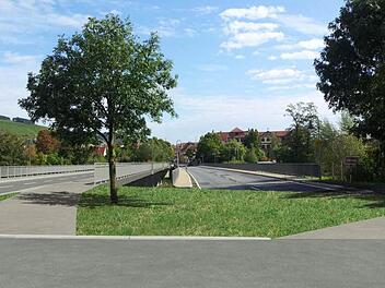 Die Fotomontage zeigt die Variante 7a mit der neuen Saalebrücke links und der jetzigen Brücke rechts daneben. Die alte Brücke bleibt solange stehen, bis die neue fertig ist. Fotomontage: Schneider und Partner