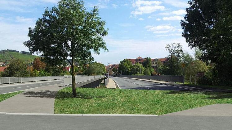 Die Fotomontage zeigt die Variante 7a mit der neuen Saalebrücke links und der jetzigen Brücke rechts daneben. Die alte Brücke bleibt solange stehen, bis die neue fertig ist. Fotomontage: Schneider und Partner