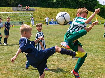 Knapp mit 1:0 setzte sich die U9 der Gastgeber aus Ebern (dunkel) gegen den späteren Turniersieger FC Baunach durch. Fotos: Wolfgang Dietz