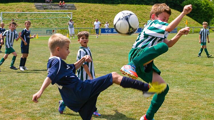 Knapp mit 1:0 setzte sich die U9 der Gastgeber aus Ebern (dunkel) gegen den späteren Turniersieger FC Baunach durch. Fotos: Wolfgang Dietz