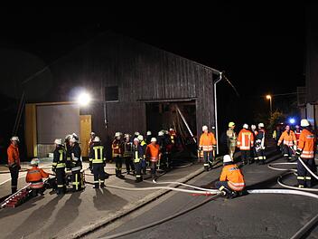 Kurz vor Mitternacht kam es am Mittwoch zu einem Brand in einer landwirtschaftlichen Scheune mit einer Photovoltaik-Dachanlage im Wiesenttaler Ortsteil Albertshof. Foto: Karl-Heinz Frank/fra-press