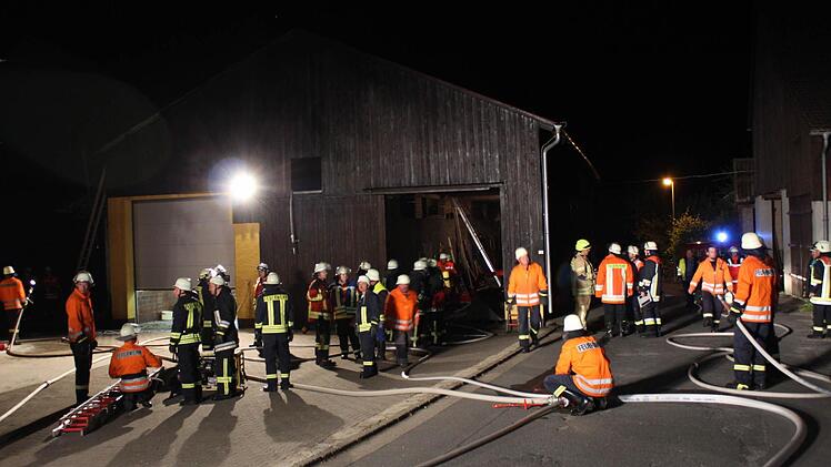 Kurz vor Mitternacht kam es am Mittwoch zu einem Brand in einer landwirtschaftlichen Scheune mit einer Photovoltaik-Dachanlage im Wiesenttaler Ortsteil Albertshof. Foto: Karl-Heinz Frank/fra-press