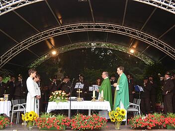 Die Jagdhornbläser des Jägervereins Bad Kissingen umrahmten die Hubertusmesse musikalisch, die von Dekan Thomas Keßler und Kaplan Paul Reder zelebriert wurde. Fotos: Peter Rauch