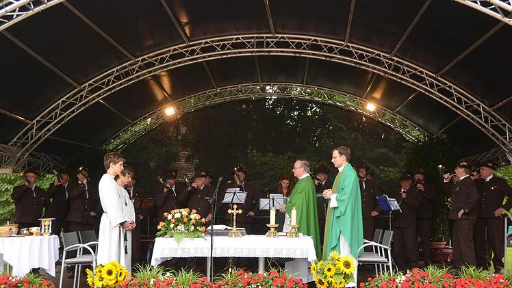 Die Jagdhornbläser des Jägervereins Bad Kissingen umrahmten die Hubertusmesse musikalisch, die von Dekan Thomas Keßler und Kaplan Paul Reder zelebriert wurde. Fotos: Peter Rauch