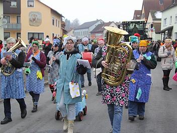 Die Richtung gaben die Bürgermeisterin Gisela Hofmann und ihre Gemeinderäte vor, den Ton aber gleich dahinter die Blaskapelle ‚Aufseßtaler‘. Foto: Georg Stöhr