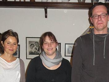Daniela Pfrang (Mitte) führt den St. Johannisverein für die nächsten vier Jahre, ihr Stellvertreter ist Sven Romeis, Kassierin Kerstin Reckert (links). Verhindert war Schriftführer Jan Thoß.  Foto: Wimmel