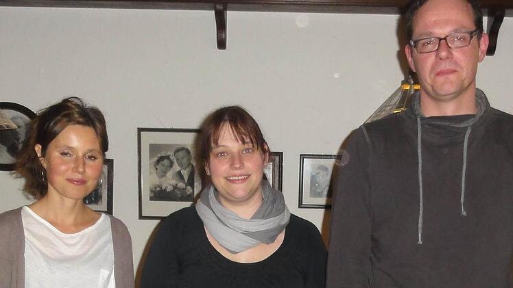 Daniela Pfrang (Mitte) führt den St. Johannisverein für die nächsten vier Jahre, ihr Stellvertreter ist Sven Romeis, Kassierin Kerstin Reckert (links). Verhindert war Schriftführer Jan Thoß.  Foto: Wimmel