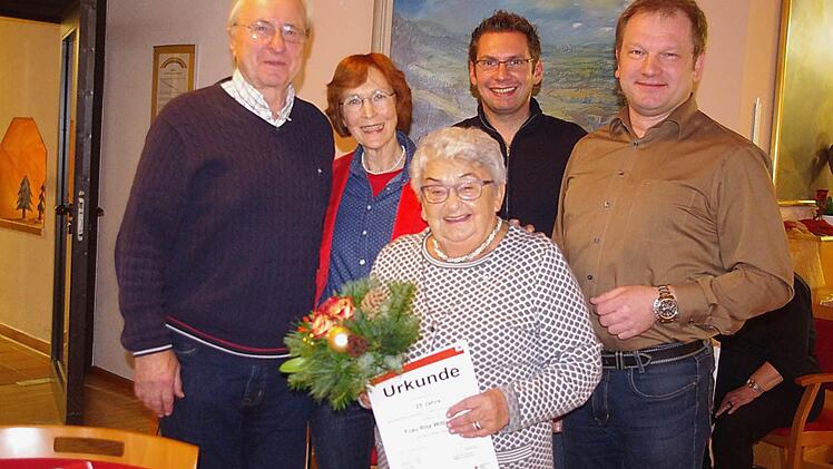 Rita Wittmann (vorne) leitet seit 25 Jahren die BRK-Senioren. Mit ihr freuen sich (hinten, von links) BRK-Kreisehrenvorsitzender Heinz Köhler, stellvertretende BRK-Kreisvorsitzende Heidi Beyerle, Heimleiter Harald Schubert und stellvertretender BRK-Kreisgeschäftsführer Timo Stadelmann. Foto: Heike Schülein