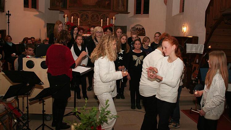 Chor der Mittelschule Mühlhausen mit den Lichtträgern Foto: Evi Seeger