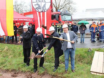 Beim Spatenstich (von links) Schlüsselfelds Bürgermeister Johannes Krapp, Kommandant Georg Krug, Landrat Hans Kalb und Architekt Markus Blum Foto: Evi Seeger